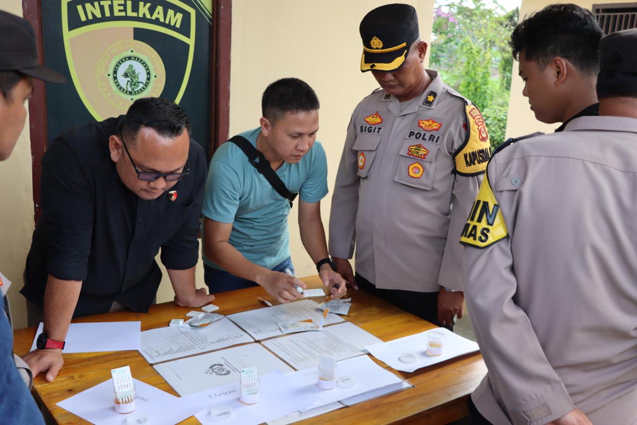 Kunjungan Dadakan ke Polsek Pemulutan, Kapolres Ogan Ilir Langsung Tes Urine Personel, Ada Apa Nih? 