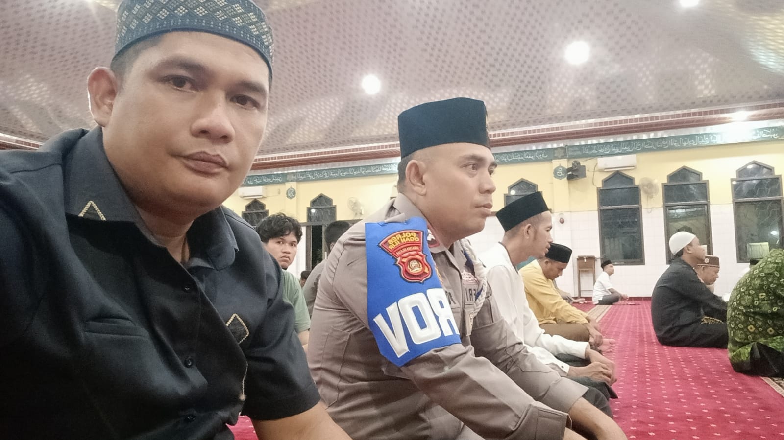 Polsek Indralaya Lakukan Pengamanan Salat Tarawih di Masjid Muhajirin Indralaya Indah Ogan Ilir