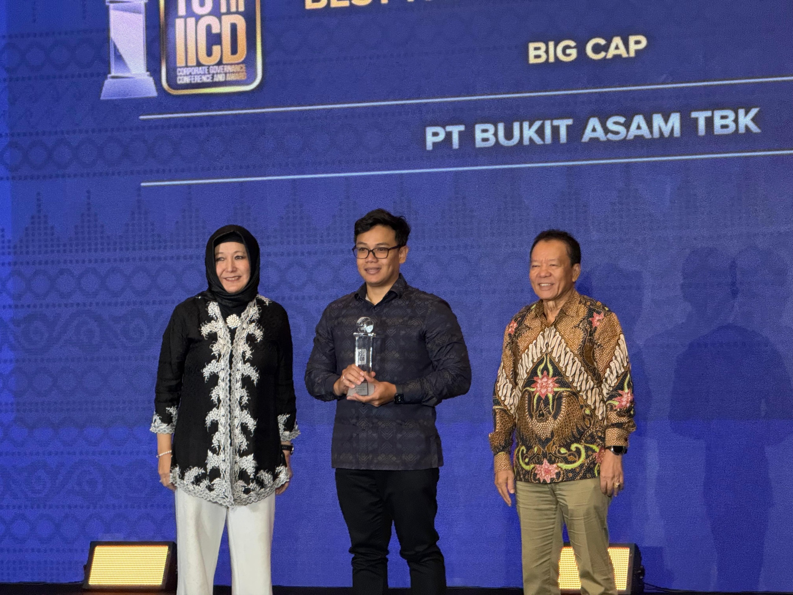 PT Bukit Asam Raih Dua Penghargaan Bergengsi di The 16th IICD Corporate Governance Conference dan Award 2025