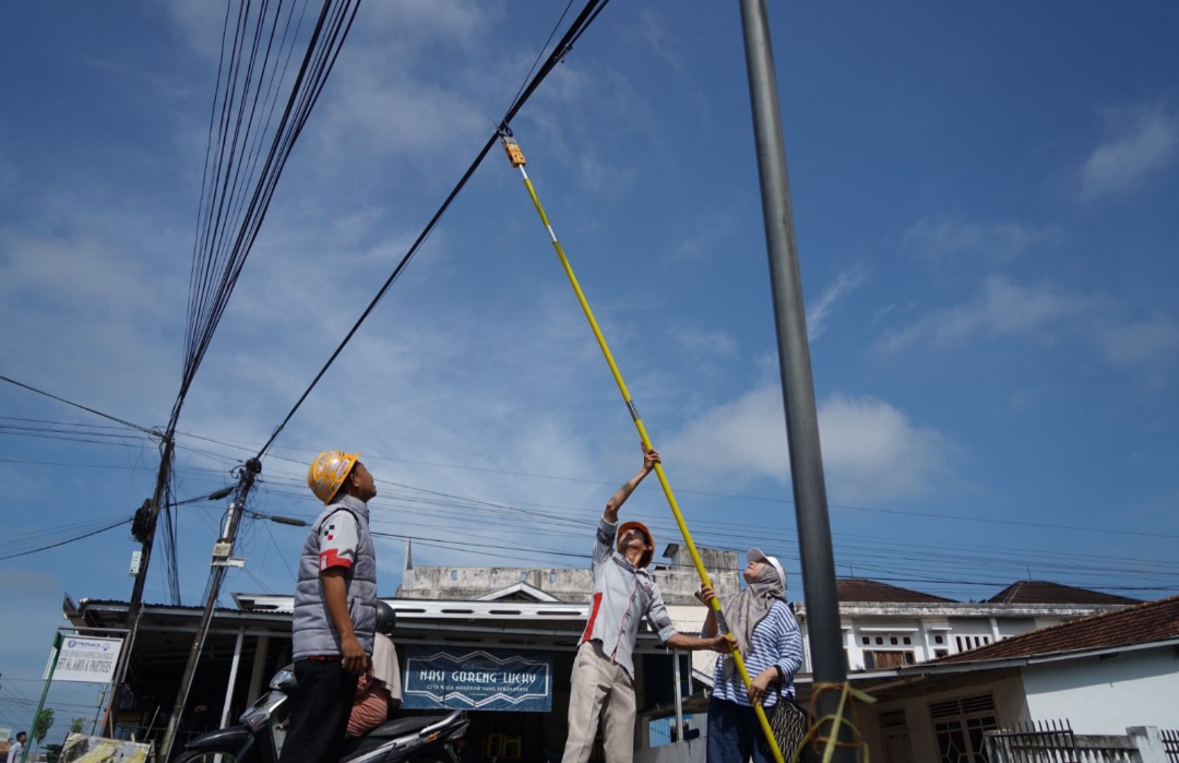 Pemkab OKI Rutin Tertibkan Kabel Udara, Provider Nakal Masih Berulah
