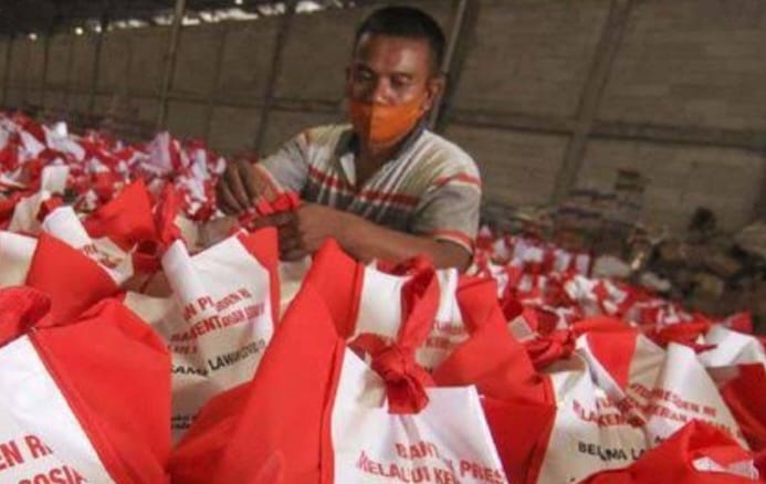 Kantor Pos Bagikan Bansos Beras ke 71 Keluarga Penerima Manfaat di Kota Palembang 