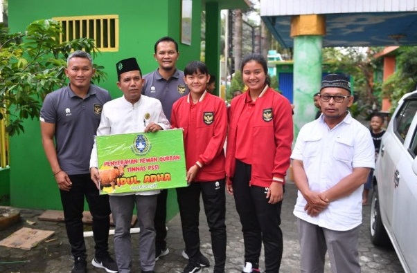 Timnas Sepak Bola Wanita Indonesia U-19 Sumbang Hewan Kurban di Kota Palembang