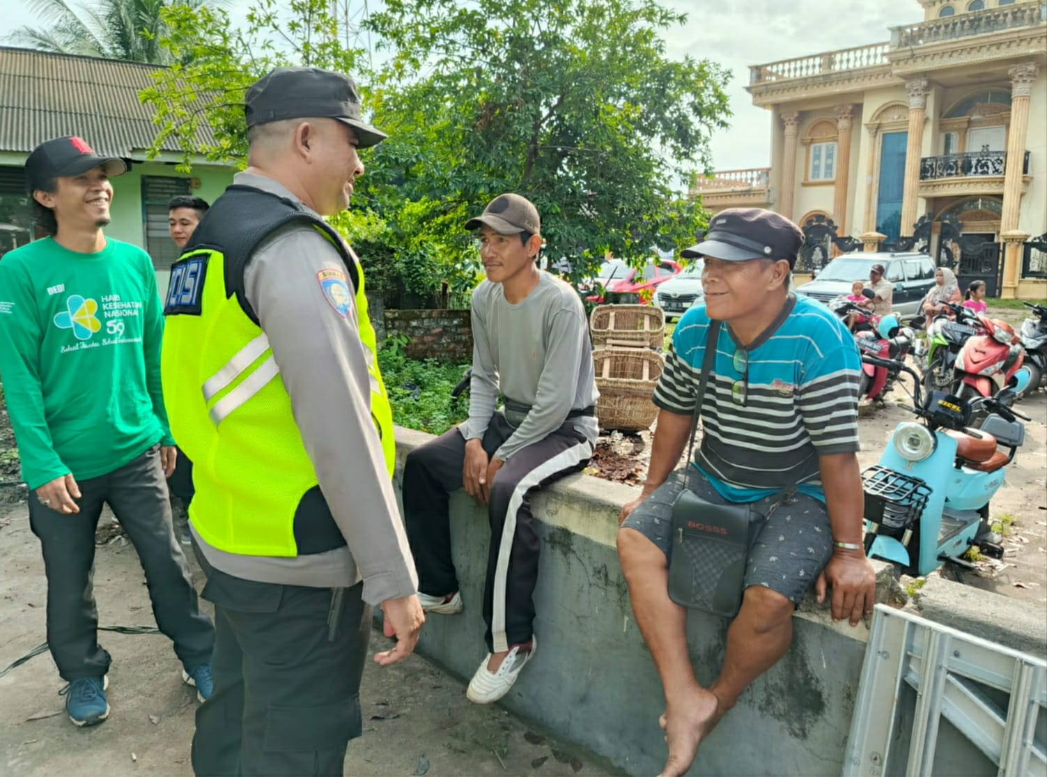 Lakukan Sambang Desa, Bhabinkamtibmas Polsek Tanjung Batu Ajak Warga Jaga Keamanan dan Cegah Karhutla