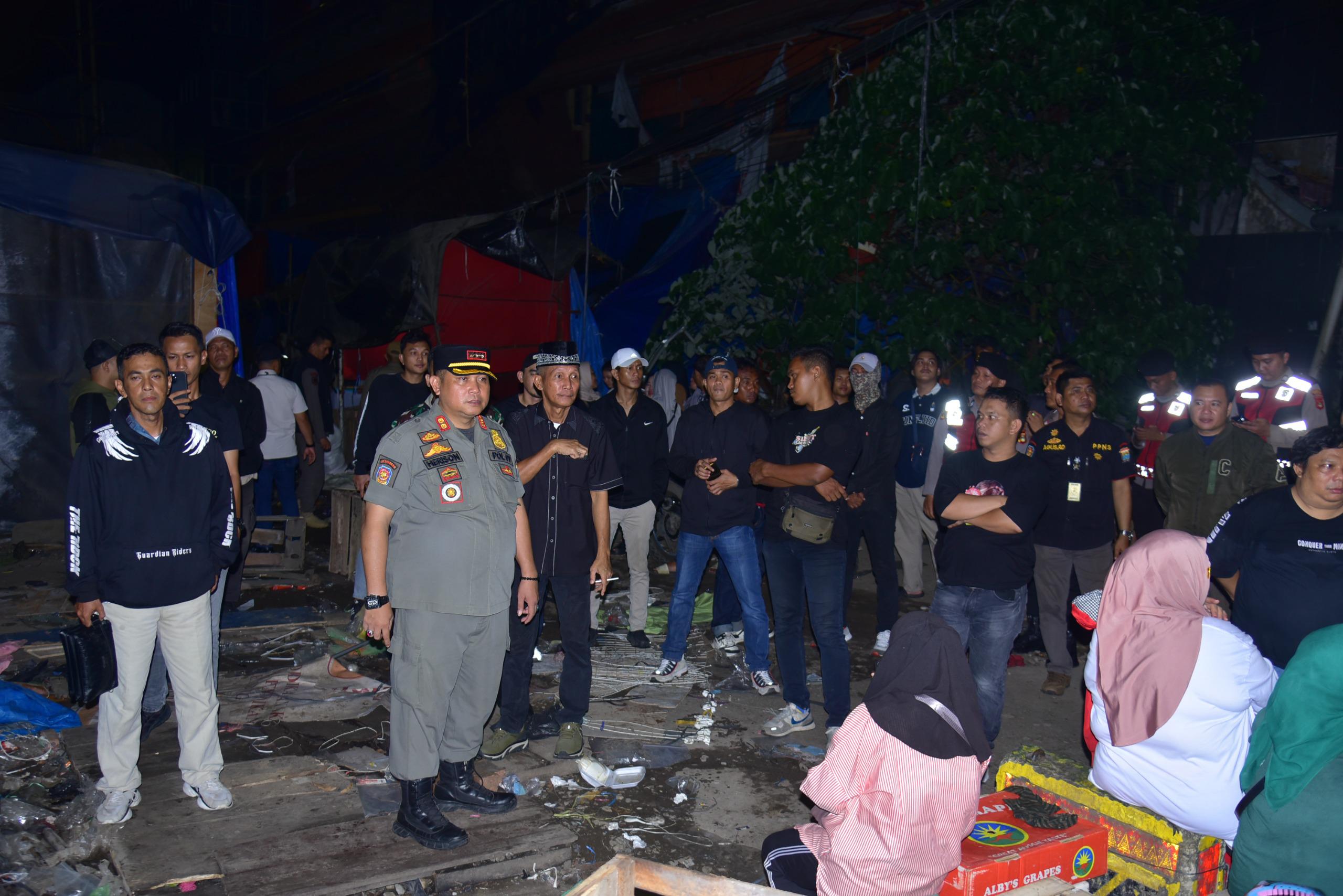 Tim Gabungan Satpol PP Tertibkan Lokasi Padat PKL di Kawasan Taman Jembatan Ampera Palembang Malam Hari