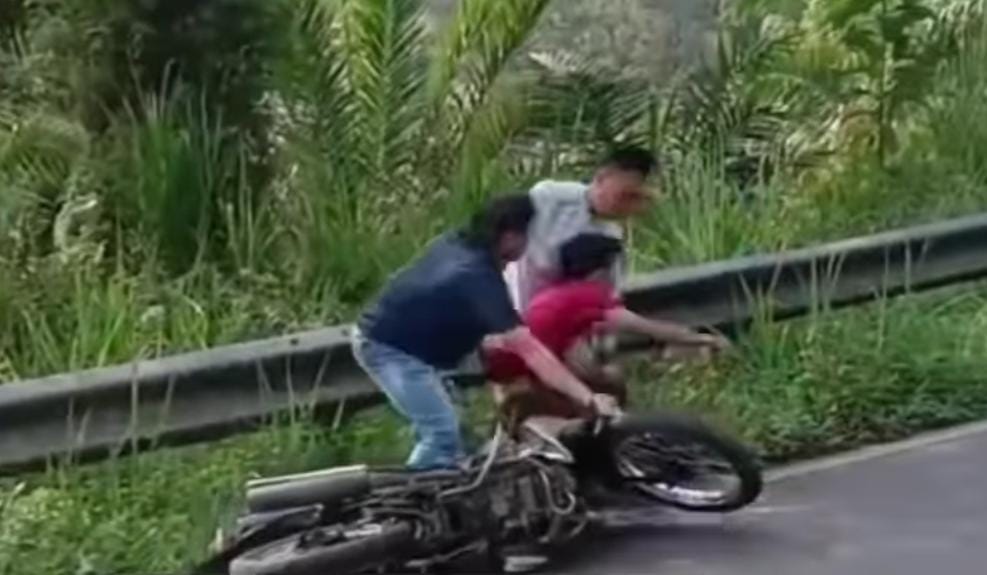 Polisi Lawan Begal Saat Beraksi di Jalan Lintas Lubuklinggau-Bengkulu Lebaran Kurban, Pelaku Keok, Rasain