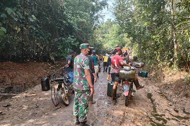 Evakuasi Warga dan Amankan Lokasi Semburan Minyak di Keluang