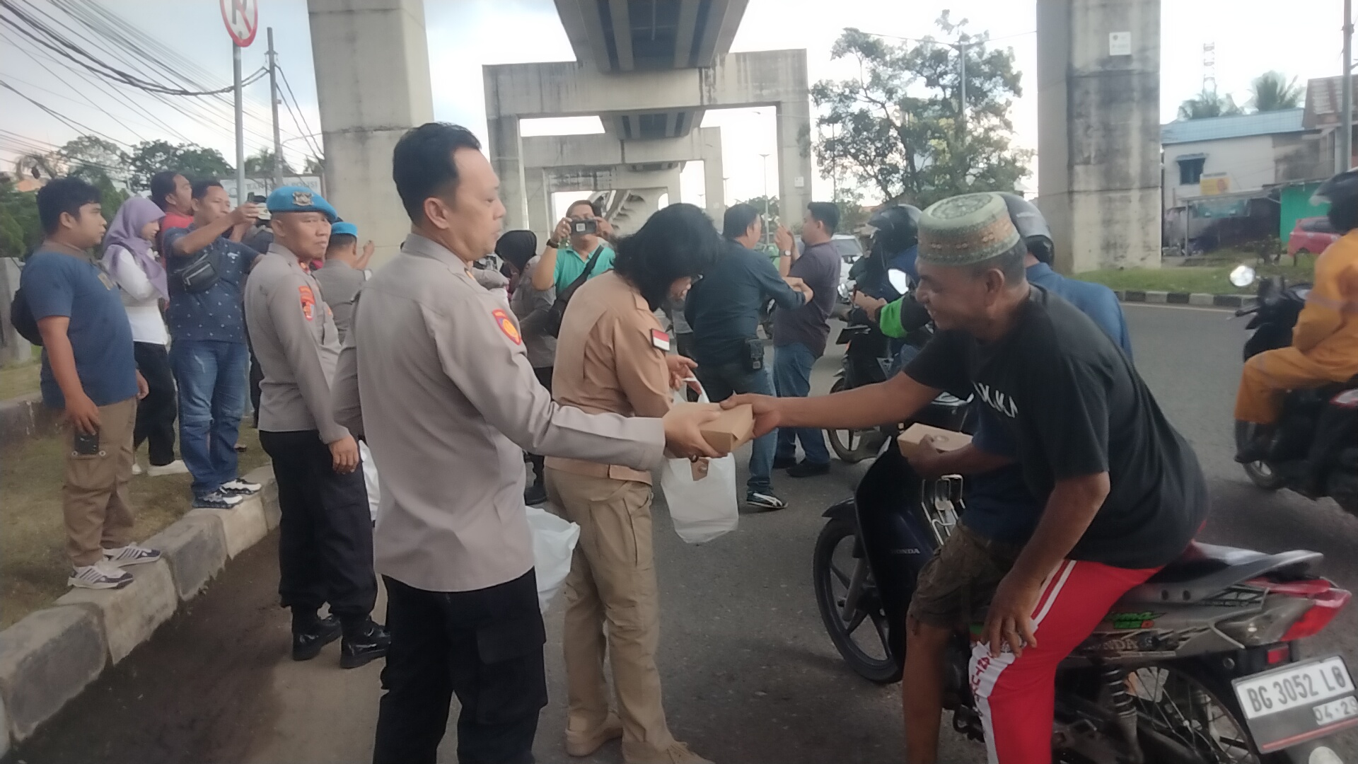 Polri Bersama Media Sebar Ratusan Paket Takjil di 3 Titik Kota Palembang, Disambut Antusias Masyarakat 