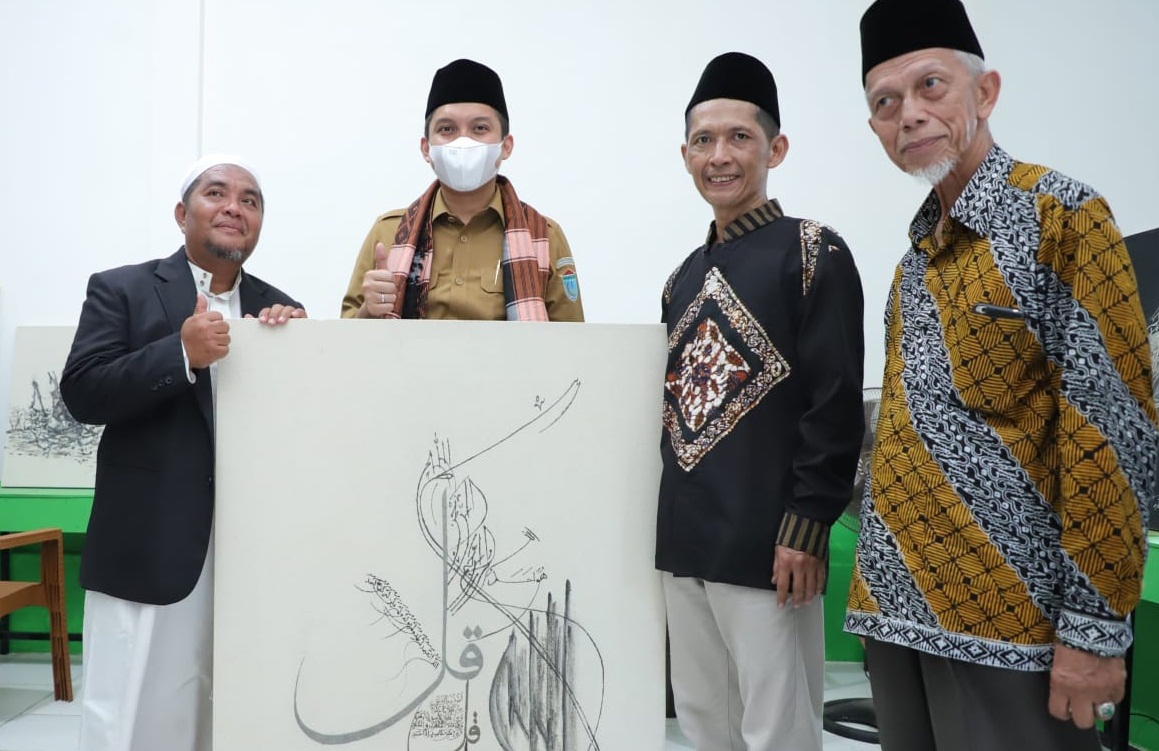 Bupati Borong Kaligrafi Hasil Karya Santri Ponpes Kampoeng Qur'an 
