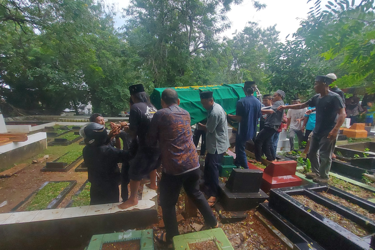 Hujan Deras Iringi Pemakaman Jenazah Ibu dan Anak yang Terbunuh di Macan Lindungan 