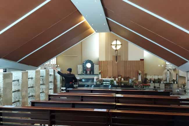 Jibom Gegana Brimob Polda Sumsel Sterilisasi Gereja di Palembang