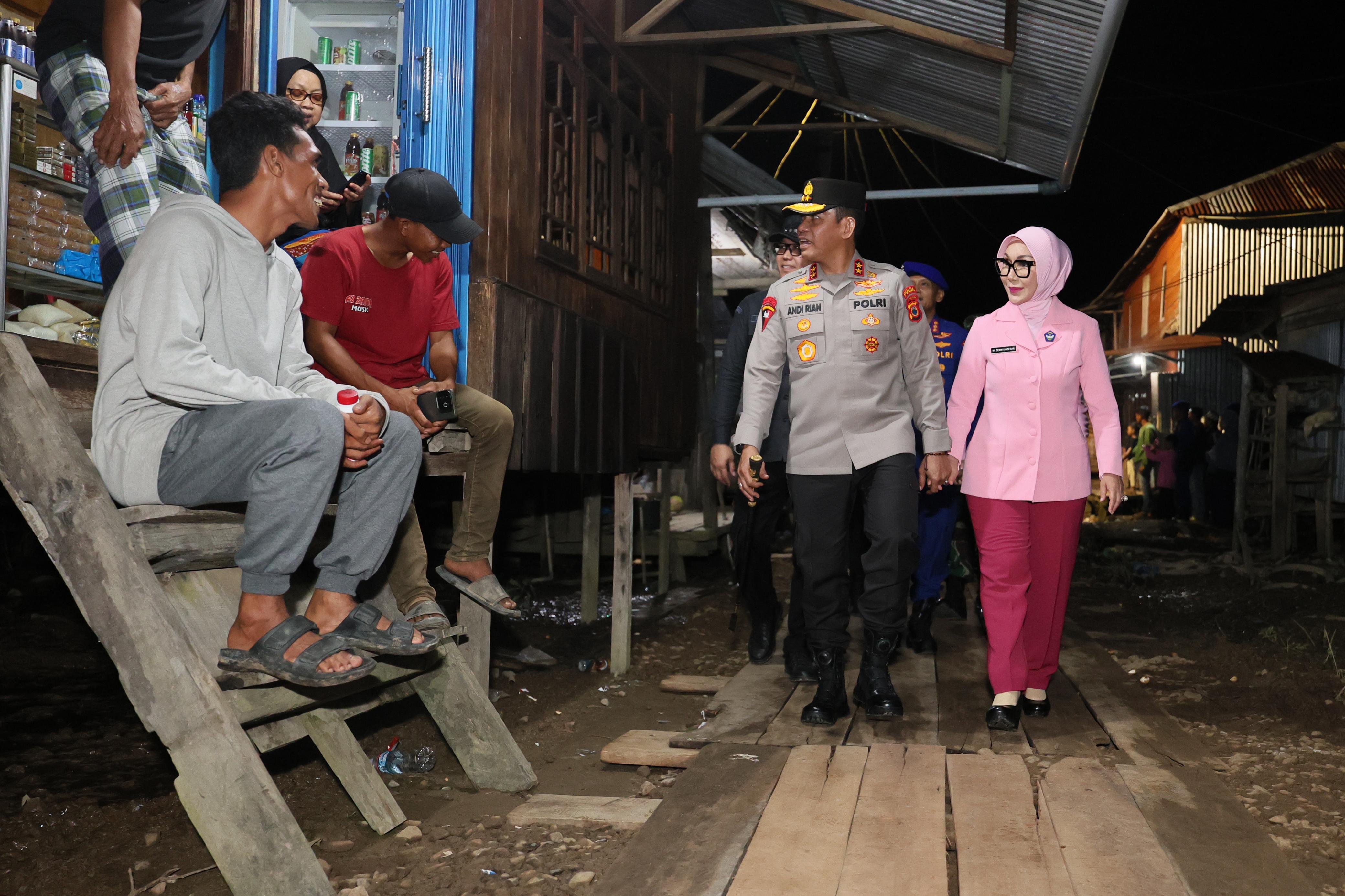  Kapolda Sumsel Berikan Bantuan Sembako dan 200 Unit Solar Cell Bagi Warga di Perairan Banyuasin