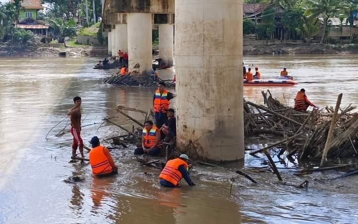 Bupati Muratara Terjun Langsung ke Aliran Sungai Bawah Jembatan Rupit, Ada Apa?