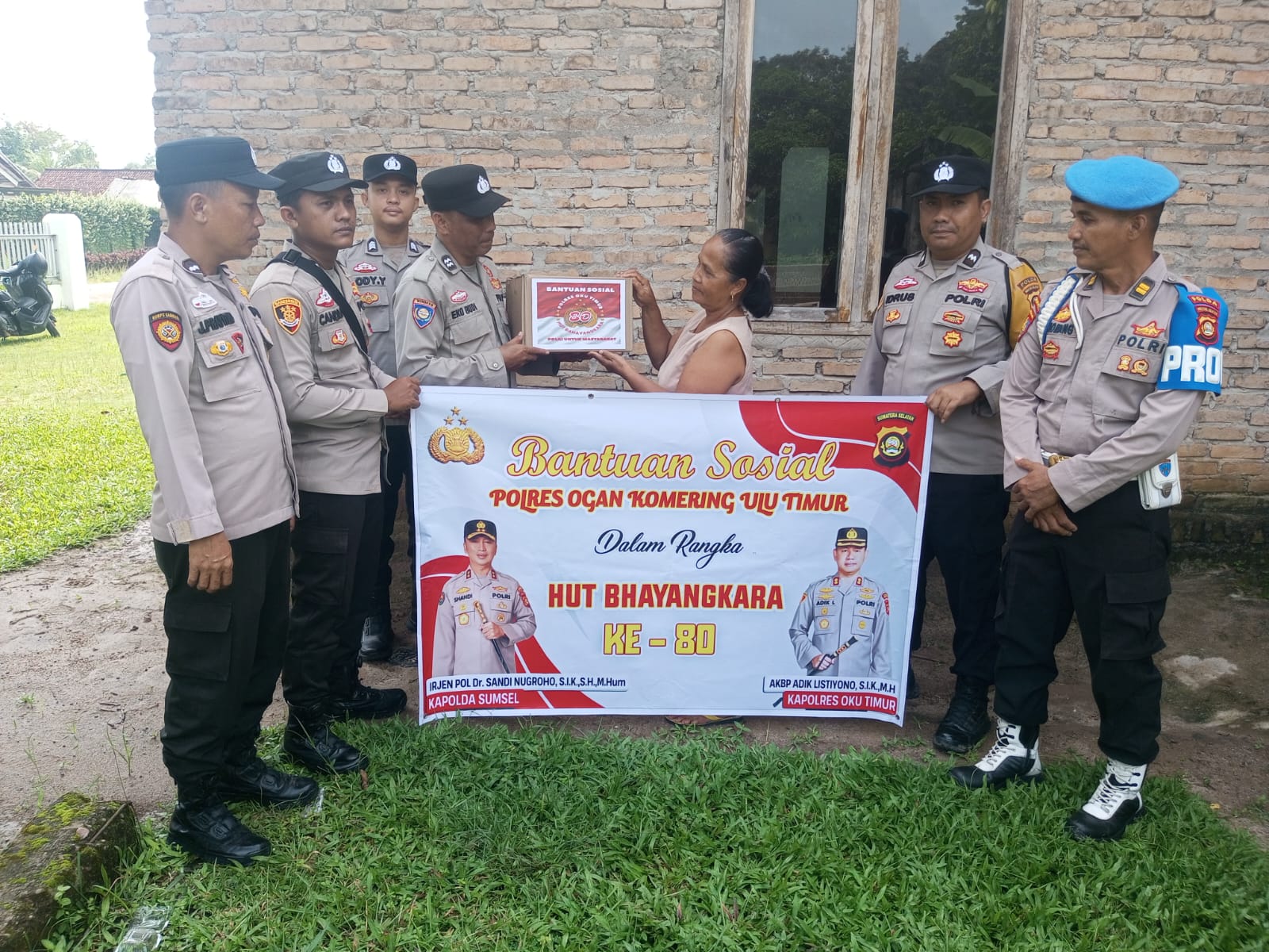 Sambut HUT Bhayangkara ke-80, Polres OKU Timur Bagikan Ribuan Paket Bansos
