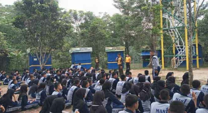 Latih Mental Siswa Baru Melalui Outbound