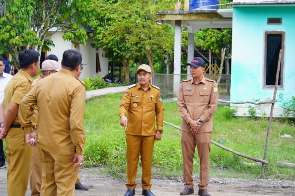 Jalan Sekayu–PALI Ditinjau Wabup Muba, Perbaikan Segera Dimulai Lewat Gotong Royong