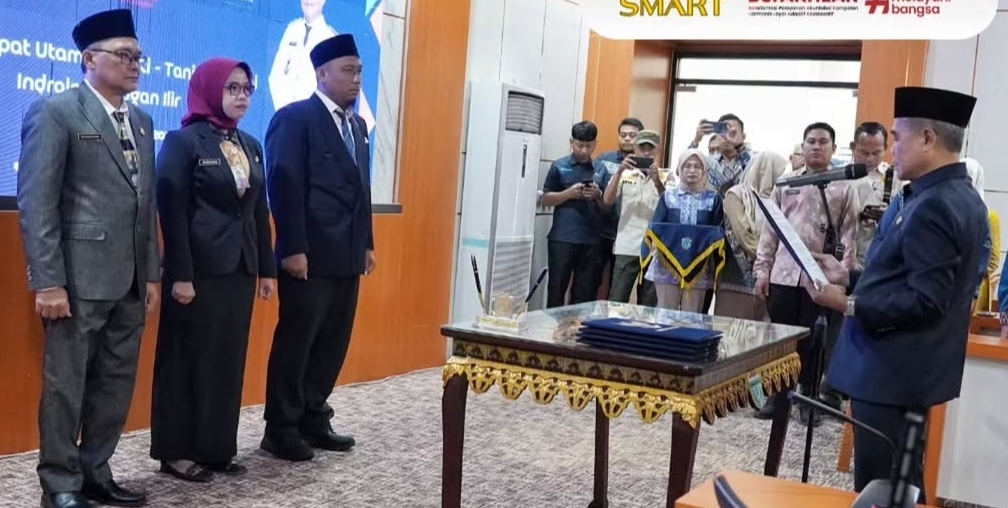 Wabup Ogan Ilir Lantik Pejabat Administrator dan Serahkan SK Perpanjangan Pj Sekda pada Dicky Syailendra