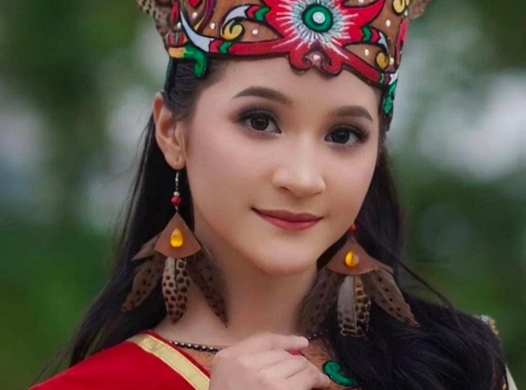 Dikabarkan Ibu Ida Dayak Punya Asisten Cantik, Ternyata Ini Rahasia Dibalik Wanita Dayak Punya Paras Mempesona