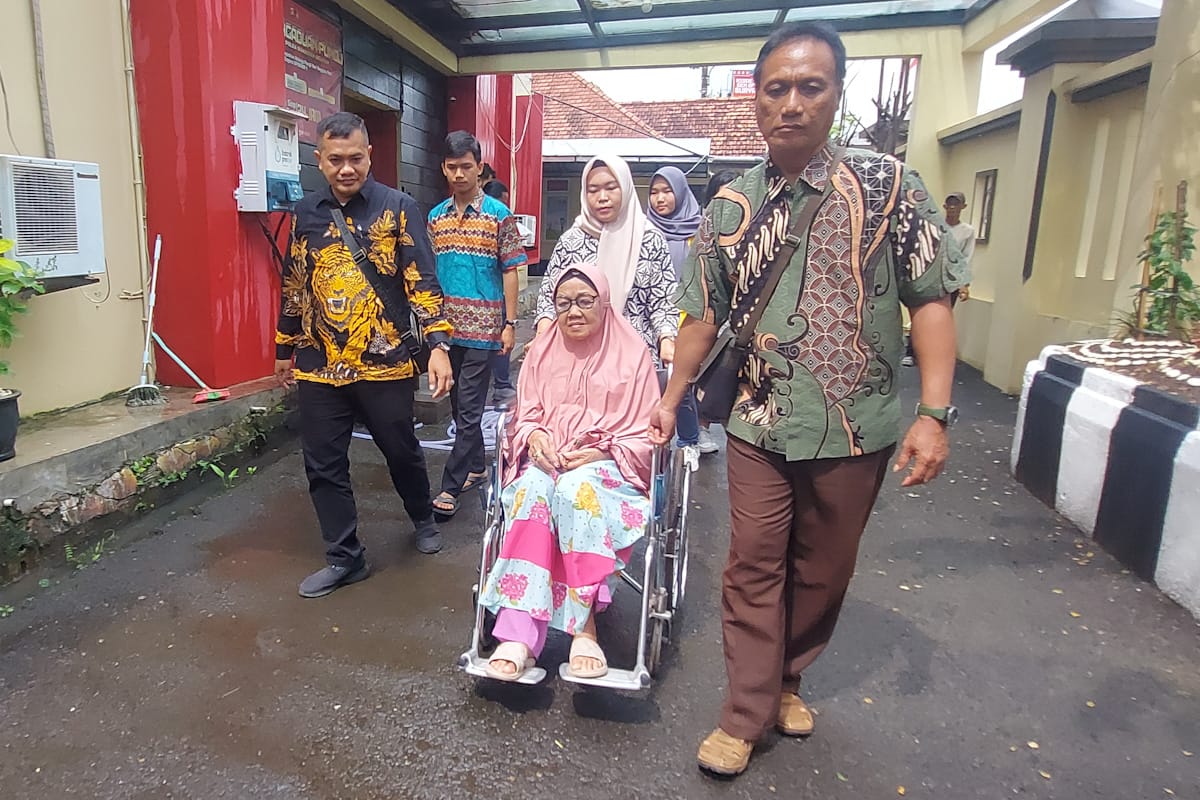 Miris, Pakai Kursi Roda, Nenek Kannut Datangi Penyidik Polda Sumsel Usai Dilaporkan 4 Putri Kandungnya Sendiri