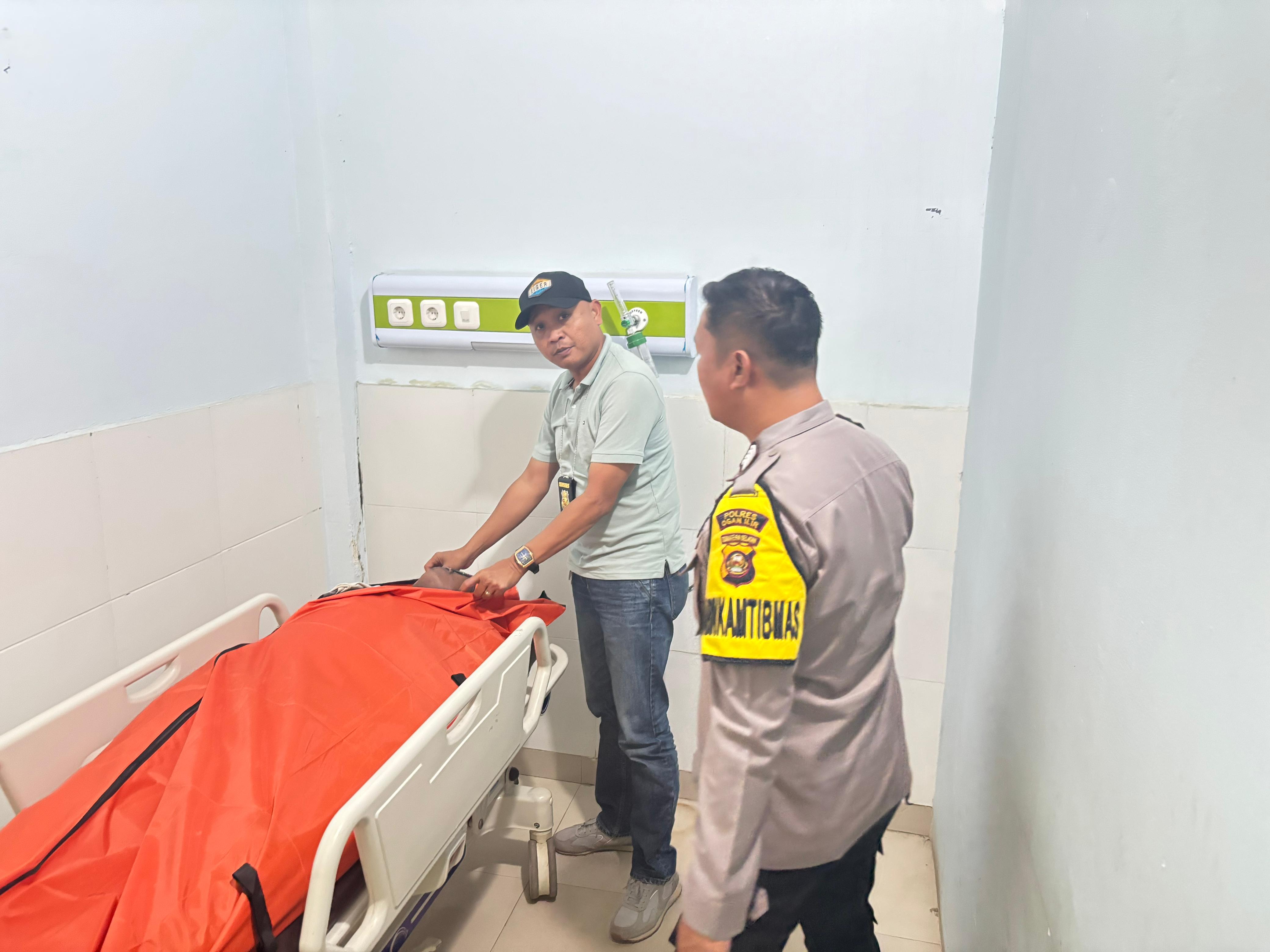 Sopir Bus Meninggal Mendadak Dalam Kendaraan, Personel Polsek Indralaya Ogan Ilir Lakukan Pemeriksaan di TKP