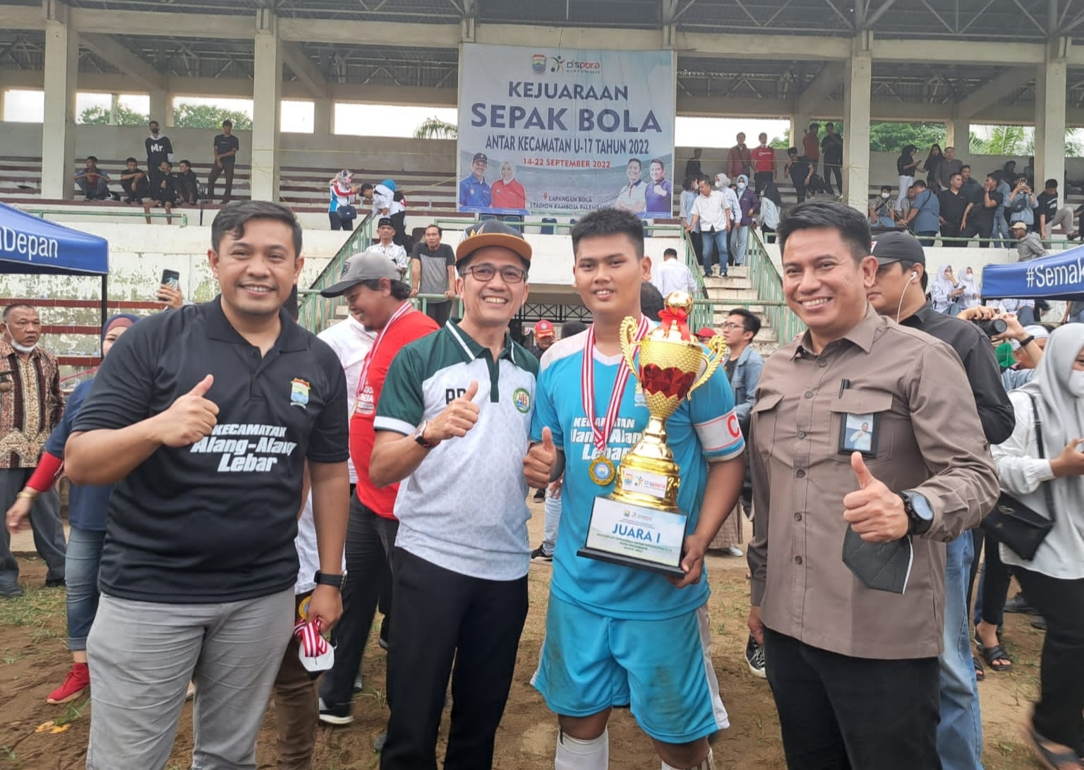 Kesebelasan Alang-alang Lebar Juara Turnamen Sepak Bola Antar Kecamatan 