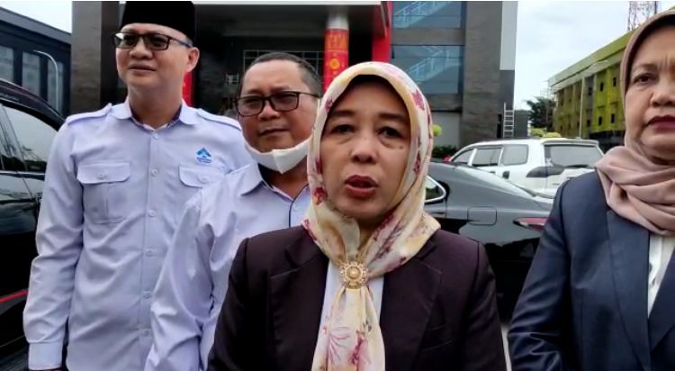 Ibu Rektor UIN Raden Fatah Antar Langsung Belasan Pelaku Penganiayaan Mahasiswa ke Polda Sumsel 