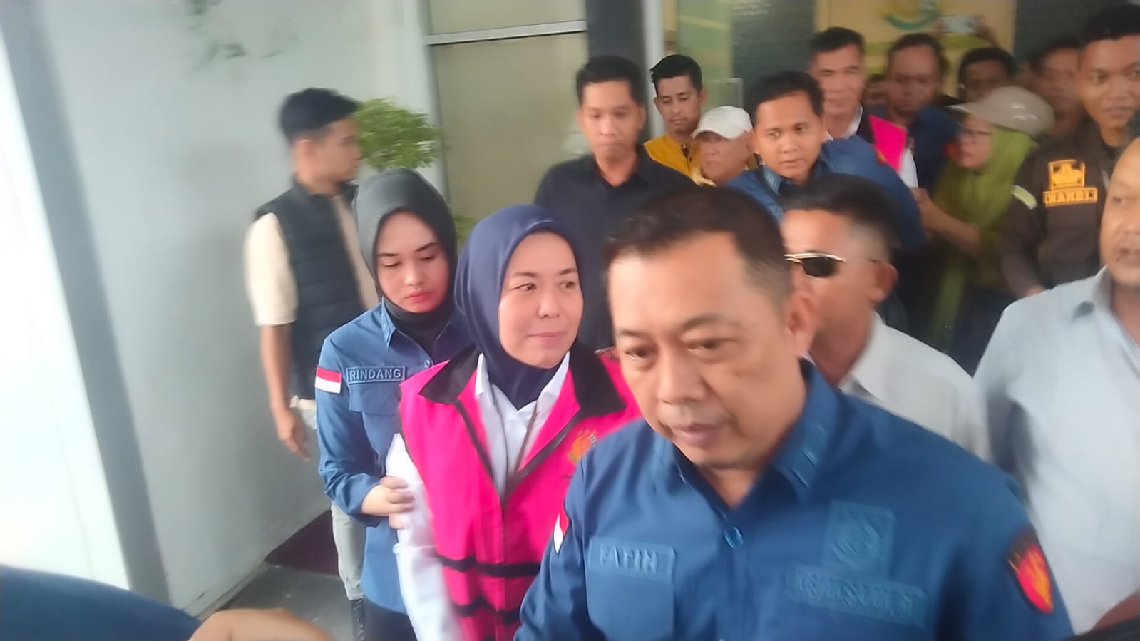 Diperiksa Sebagai Tersangka Dugaan Korupsi, Momen Isak Tangis Iringi Mantan Wawako Palembang dan Suami