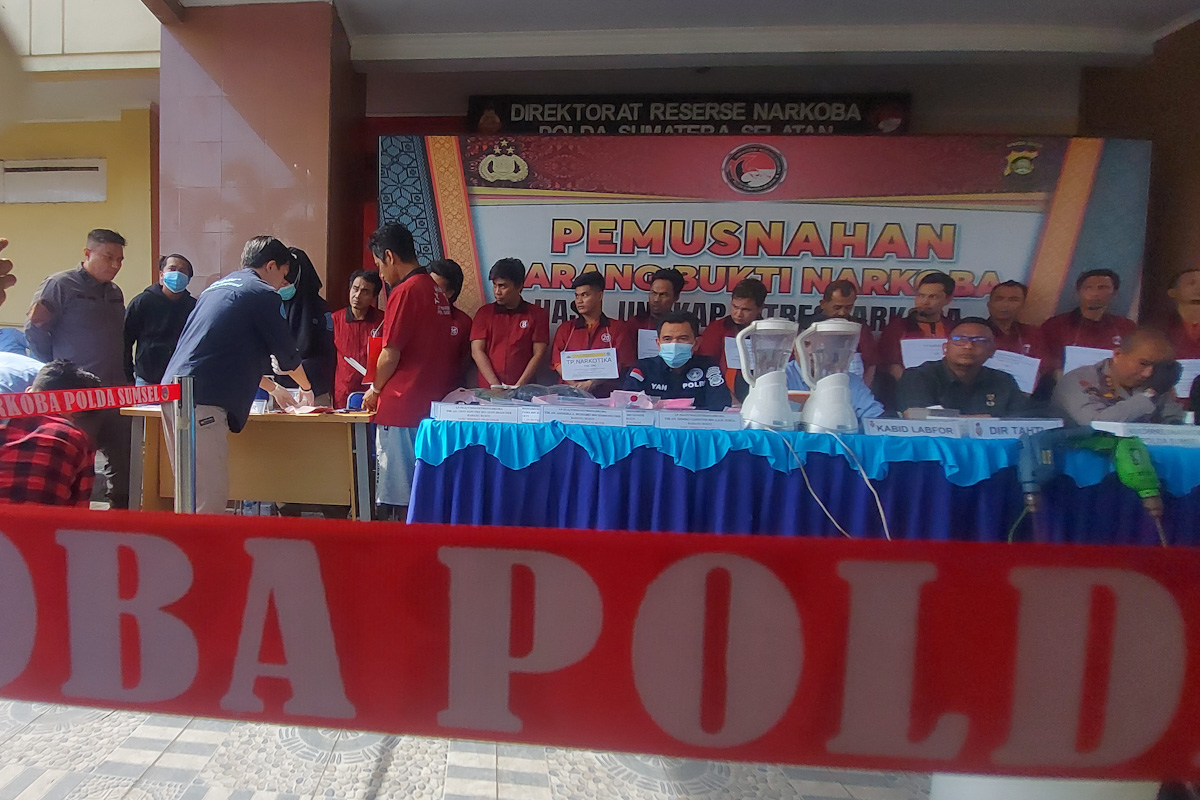 Di Hadapan 16 Tersangka, Polda Sumsel Musnahkan 11 Kg Lebih Sabu dan Ribuan Butir Ekstasi