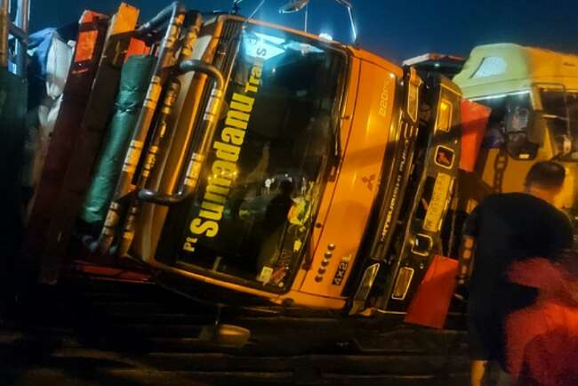 Badai Selat Bali, Truk di Dalam Kapal Sampai Terguling