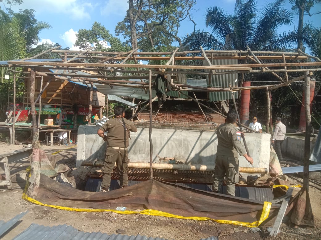 Intruksi Kapolda Sumsel, Tim Gabungan Tutup Paksa Tempat Penyulingan Minyak Ilegal di Desa Pantai Muratara