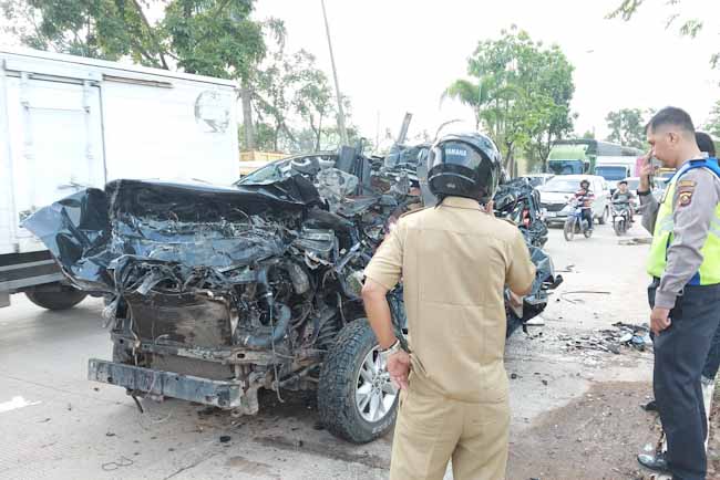 BREAKING NEWS: Innova Reborn Tabrak Buntut Fuso di Jalan Soekarno-Hatta Palembang, 1 Penumpang Tewas 