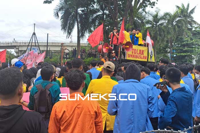 Mahasiswa Minta Kawat Berduri Dibuka