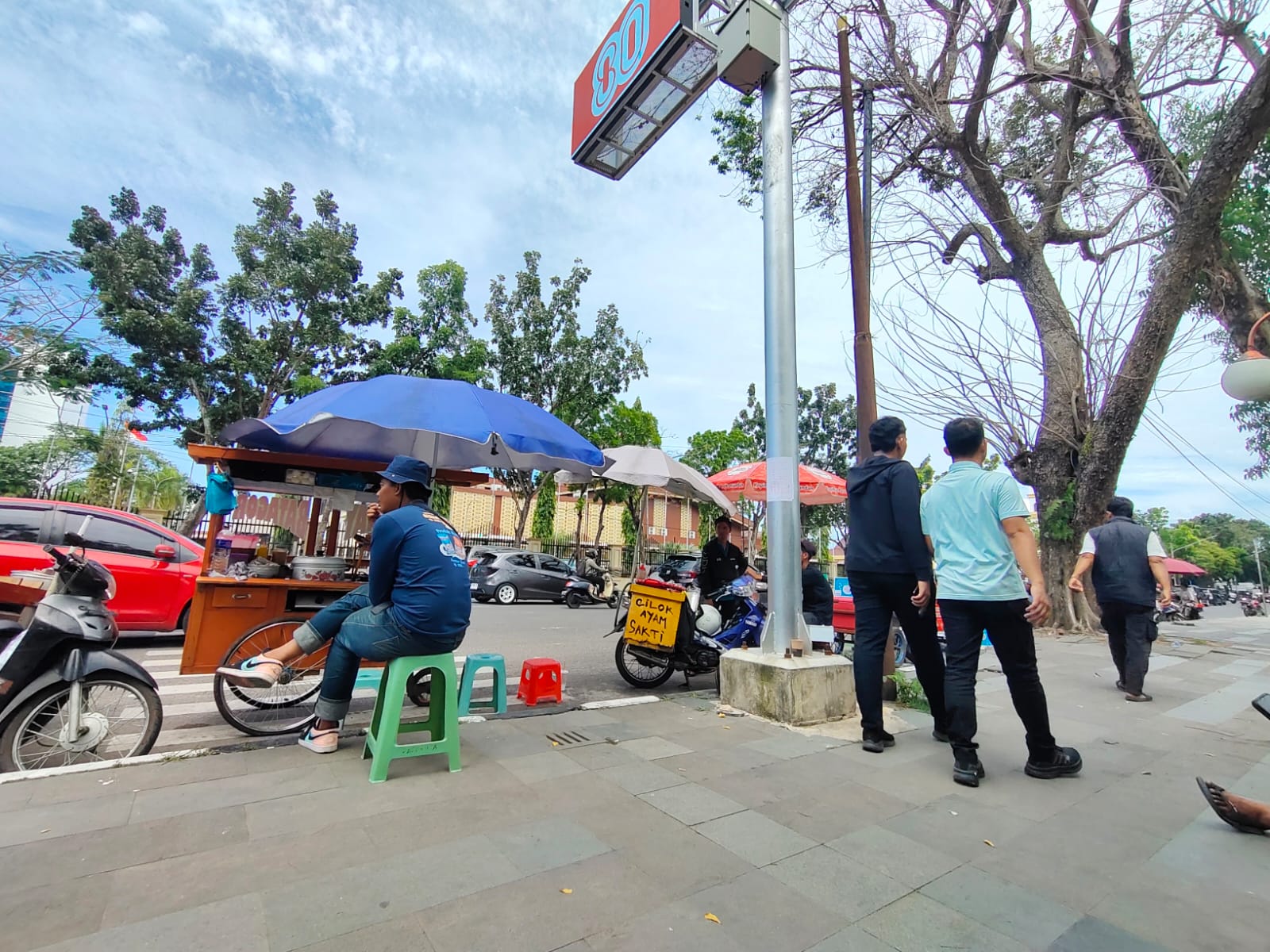 Pedagang Makanan Minuman, Tetap Gelar Dagangan Menjelang Aksi Demonstrasi 2025 di DPRD Sumsel