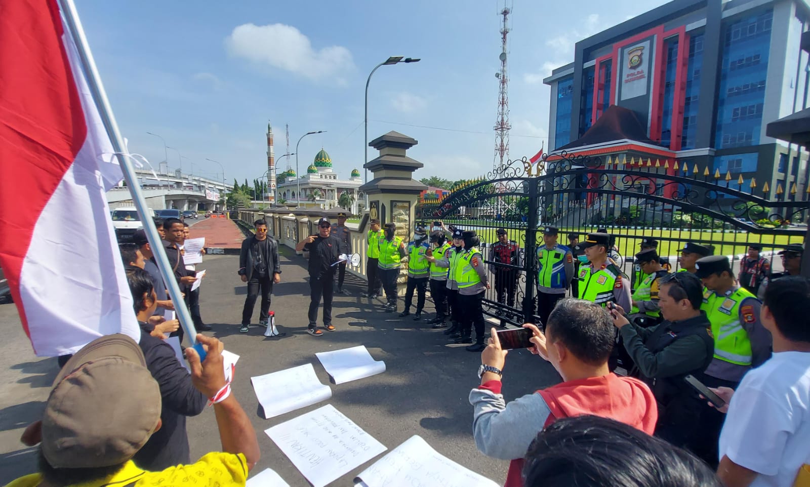 Diduga Rekayasa Kasus, Warga Datangi Mapolda Sumsel, Desak Copot Kapolsek Gunung Megang
