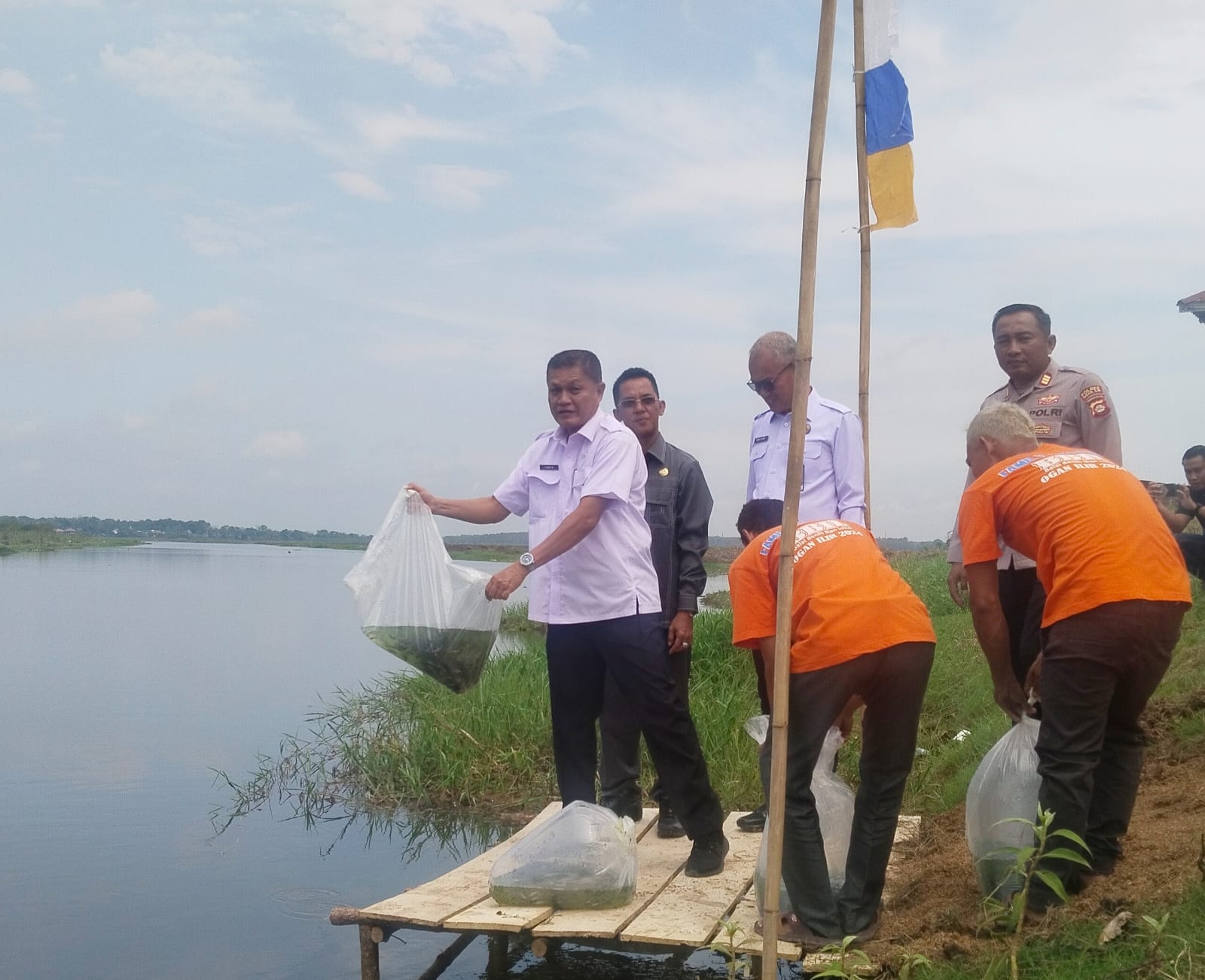 Pastikan Populasi Ikan Patin Sungai Terus Terjaga, Dinas Perikanan Ogan Ilir Tebar 1,5 Juta Bibit