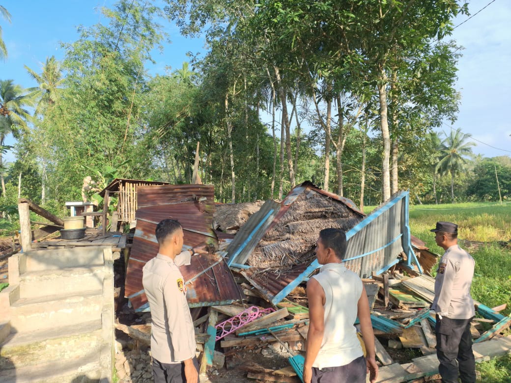 Lapuk di Makan Usia, Rumah Panggung di Ogan Ilir Tiba-Tiba Ambruk, Polsek Tanjung Raja Pastikan Tak Ada Korban