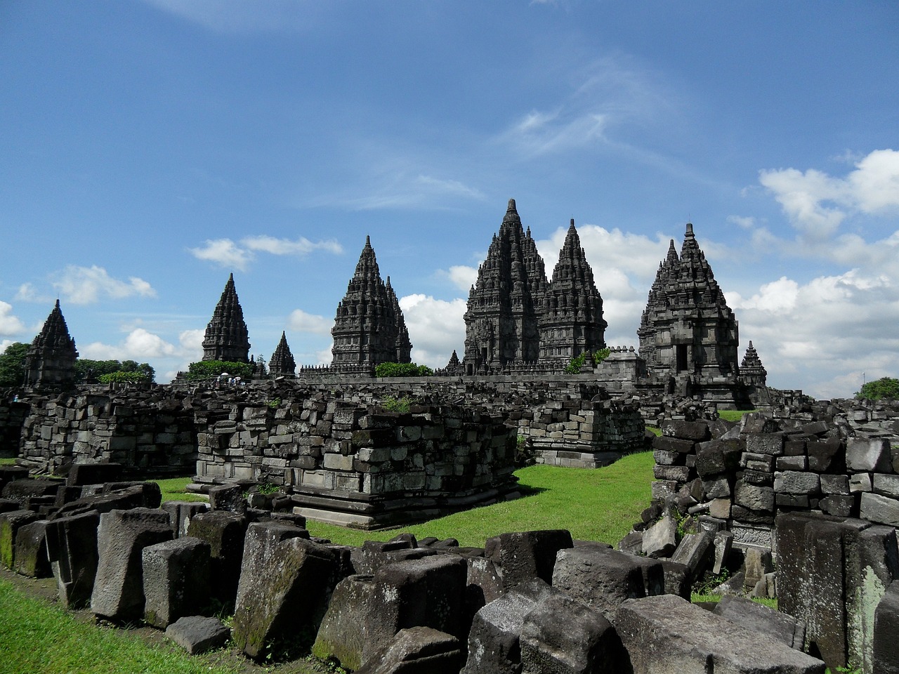 Pesona Budaya Indonesia: 7 Destinasi Wisata Sejarah dan Tradisional