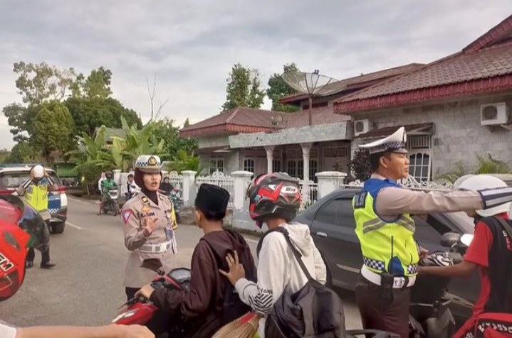 Polres Muara Enim Himbau Pengendara Sepeda Motor Gunakan Helm