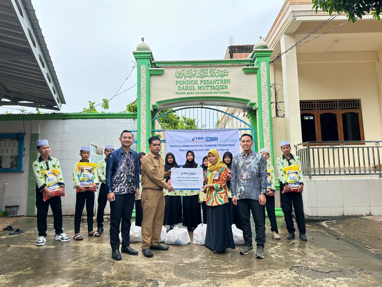 BRI BO Kayu Agung Salurkan Zakat Melalui YBM BRI untuk Dua Pondok Pesantren di Kayu Agung
