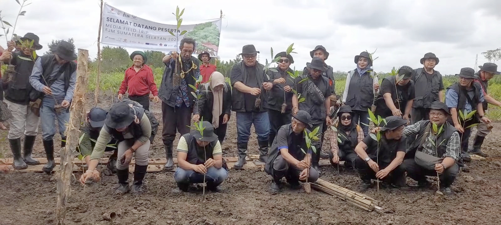 Komitmen Pelestarian Alam, SKK Migas-KKKS Sumsel Gandeng Wartawan Tanam Bibit Mangrove di Sungsang