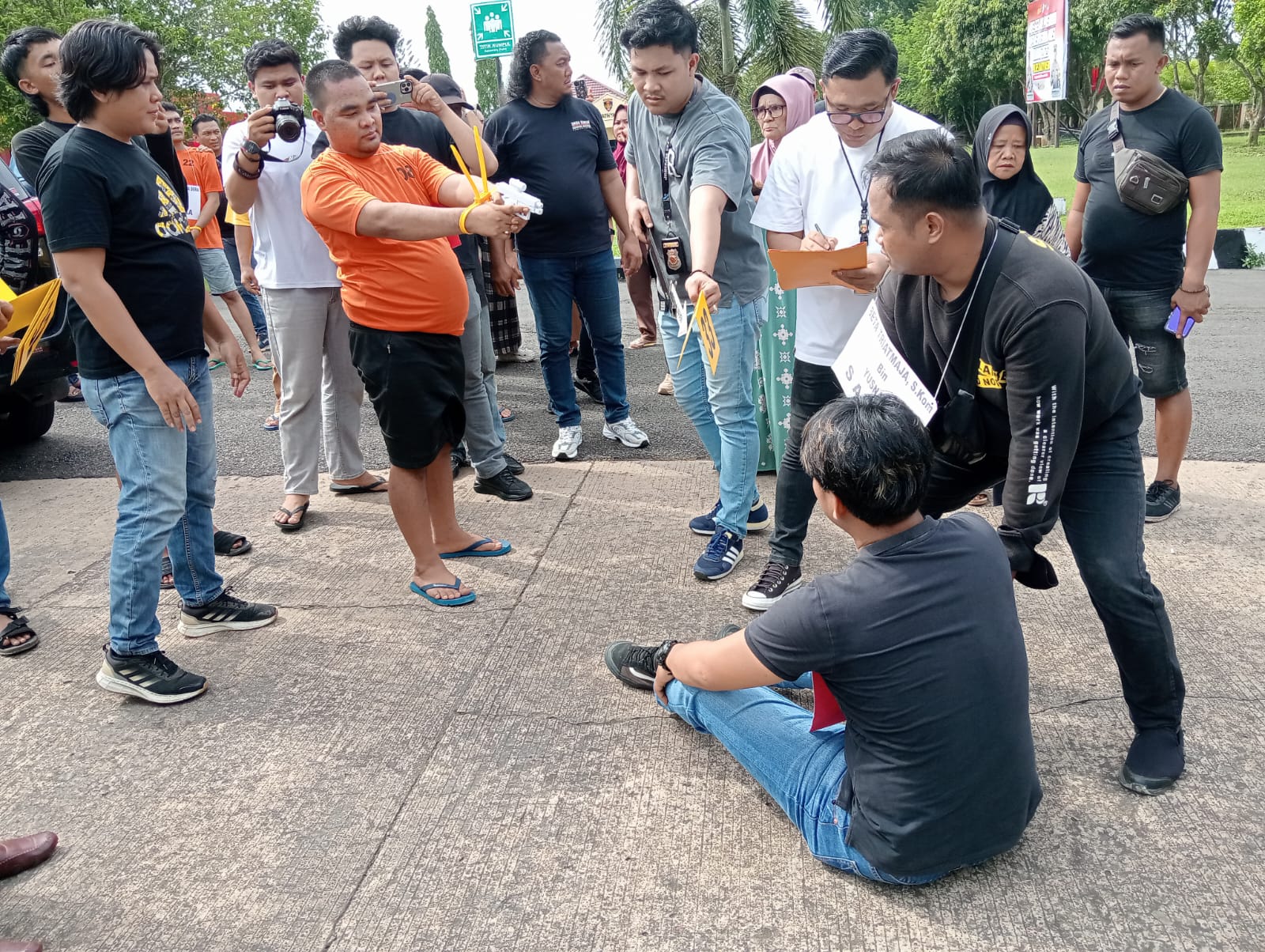 Rekonstruksi Penembakan Sopir Angdes di Jalan Lintas Banyuasin Berakhir Ricuh, Keluarga Korban Emosi