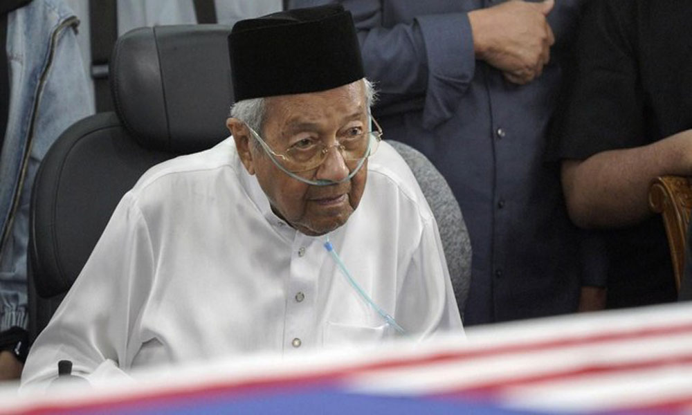 Kesehatan Menurun Ditinggal Istri, Mahathir Mohamad Dilarikan ke RS