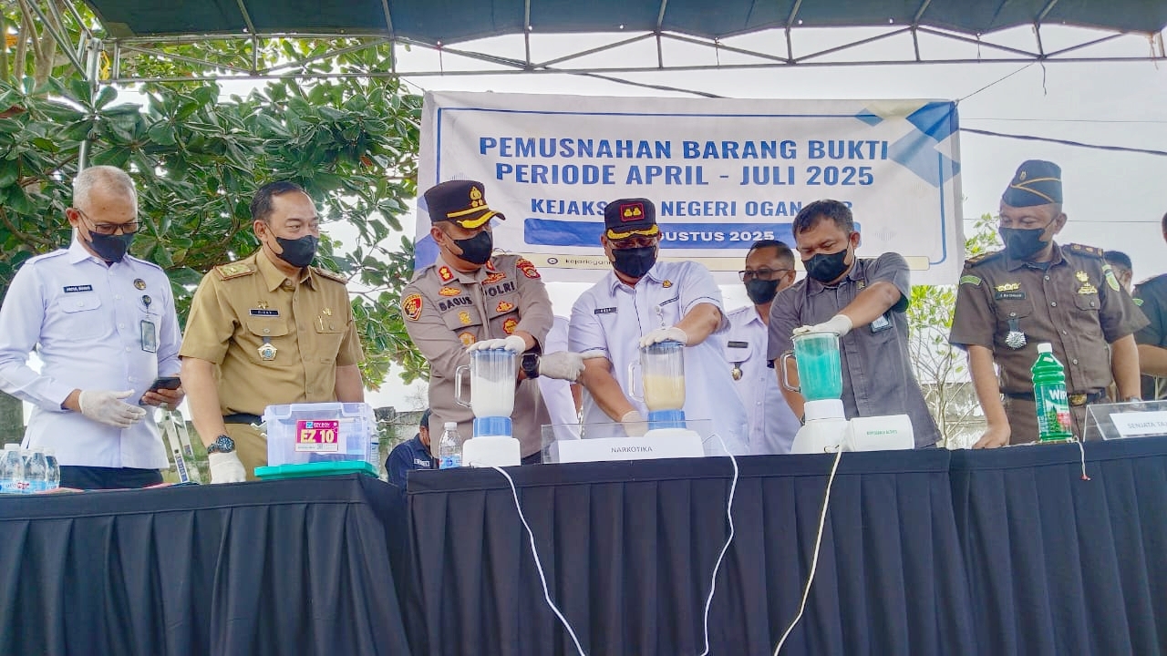 Kejari Ogan Ilir Musnahkan Barang Bukti dari 48 Perkara Sepanjang April-Juli 2025, Ada Narkoba Hingga Senpi