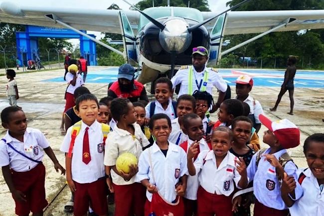 JEMPOL PAK! Semua Anak Papua Bisa Pegang Pesawat, Tapi untuk Terbangkan Wajib Sekolah, Tidak Ada Cara Lain 