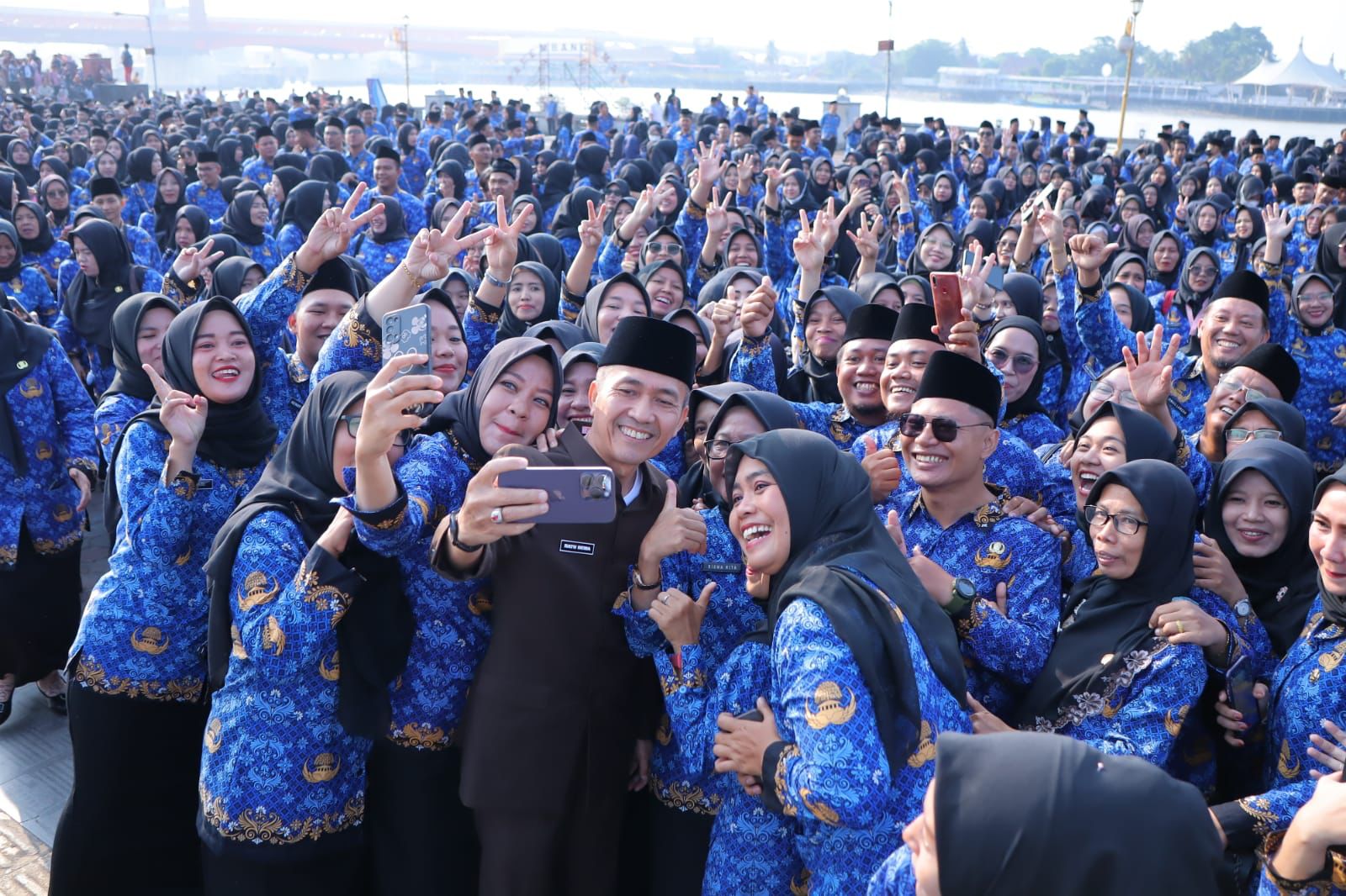 Usai Dilantik, Ribuan PPPK Palembang Ajak Sekda Selfie, Ratu Dewa: Alhamdulillah Perjuangan Berbuah Manis