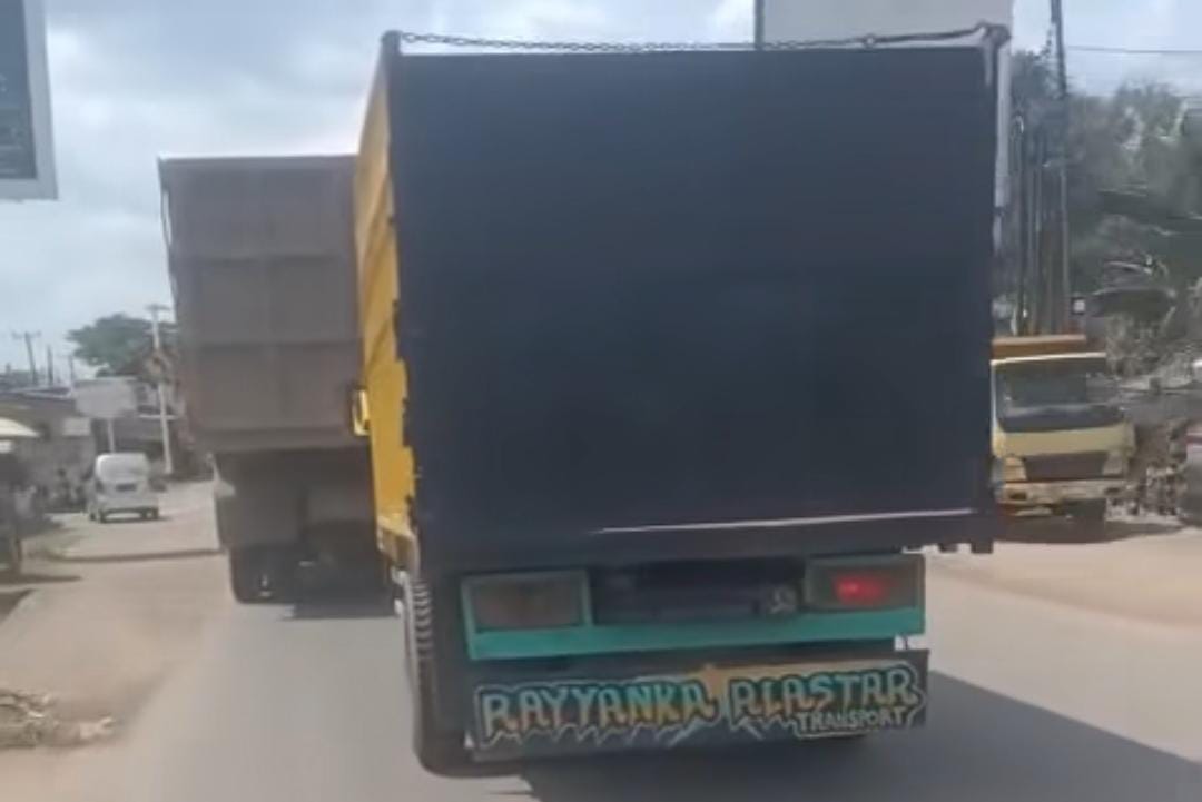 Truk Tanpa Nopol Diduga Tabrak Pengendara Motor di Simpang Bandara Kini Diburu Polisi