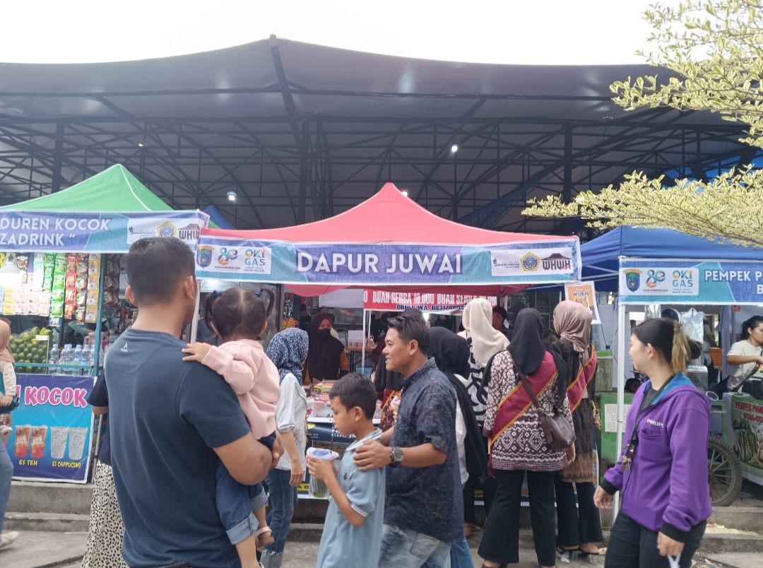 Pedagang Bazar UMKM HUT Kabupaten OKI di Areal Taman Segitiga Emas Kayuagung Raup Untung
