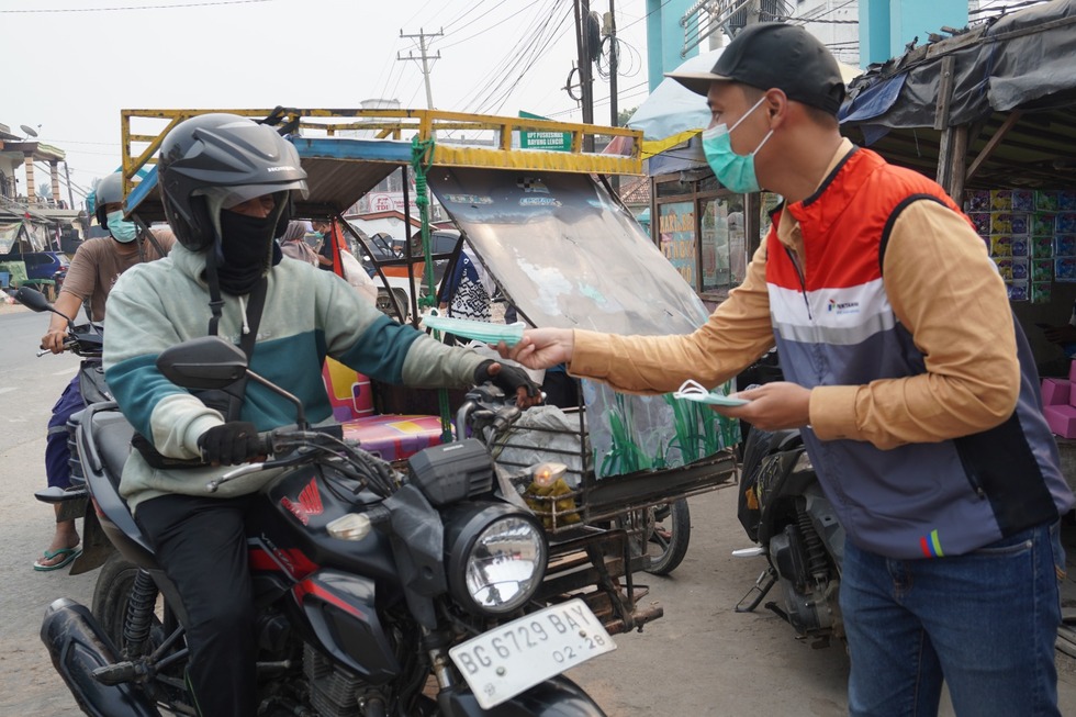 Respons Cepat Dampak Karhutla, PHE Jambi Merang Bagikan Masker ke Warga Sekitar