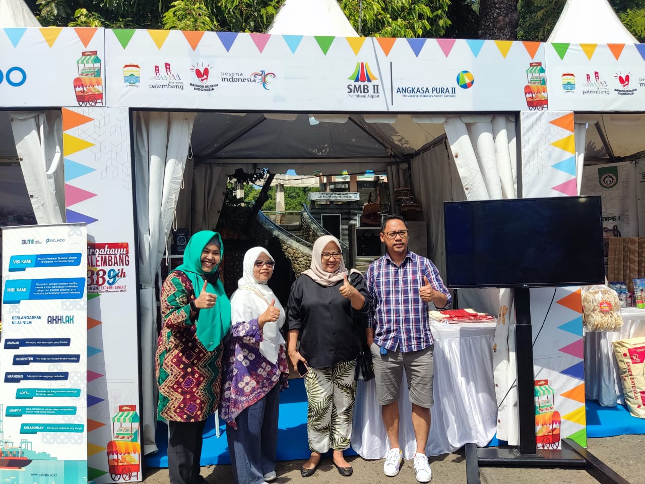 Binaan PT Angkasa Pura Display Kain Khas Palembang di Festival UMKM