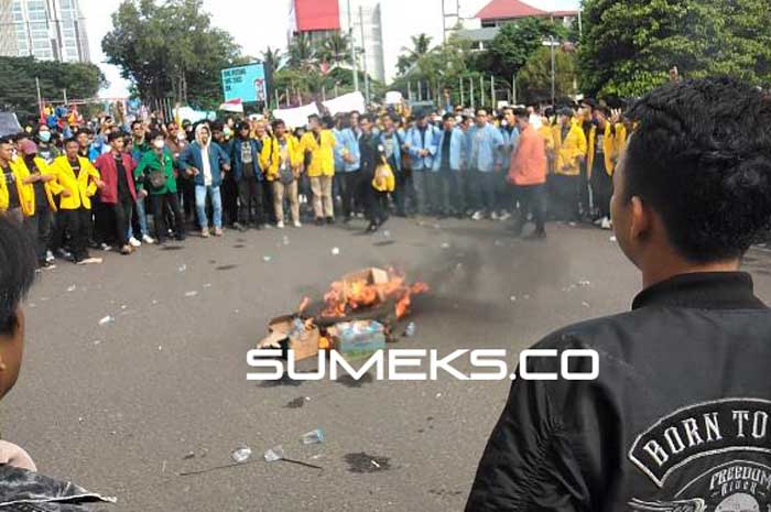 Tuntutan tak Dipenuhi, Mahasiswa Bakar Ban