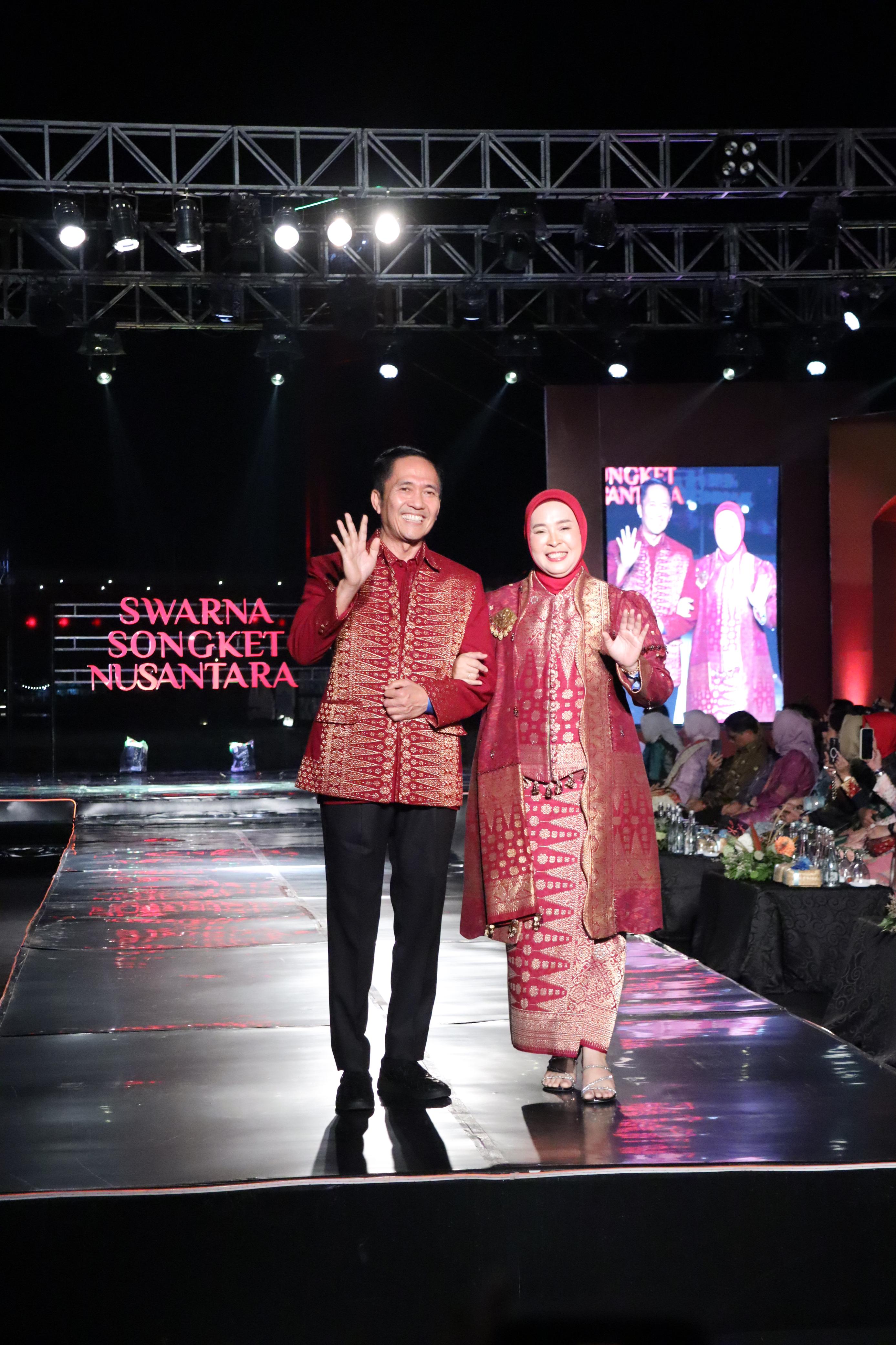 Dengan Songket Motif Bunga Tanjung, Ratu Dewa Bersama Dewi Tampil Memukau di Panggung Swarna Songket 2025